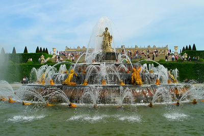 Старинное шоу фонтанов ждет туристов в Версале